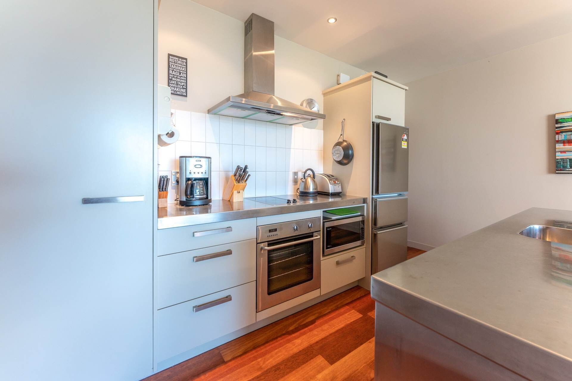 Jääkaappi, mikroaaltouuni, uuni, liesi