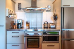 Réfrigérateur, four à micro-ondes, un four, surface de cuisson