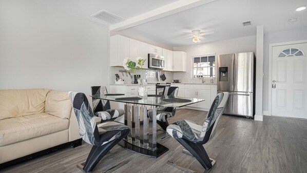 Interior - 2 bed/2bath unit close to yacht club Cape Coral (Cape Coral)