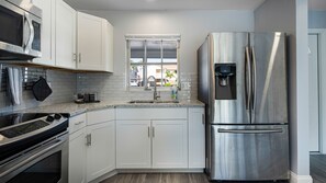 Fridge, microwave, oven, stovetop - 2 bed/2bath unit close to yacht club Cape Coral (Cape Coral)