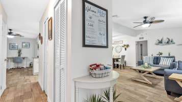 Smart-TV, Videospiele, Tischfußball, Tischtennisplatte