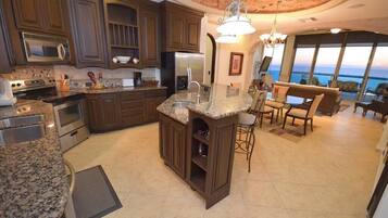 Een koelkast, een microgolfoven, een oven, een kookplaat