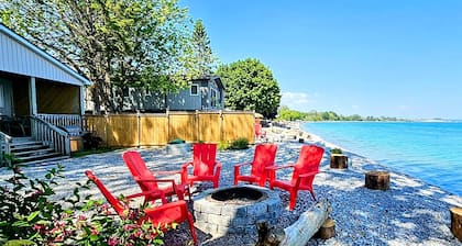 Experience Blissful Lakeside Living: Retreat with Stunning Views, Beach Access