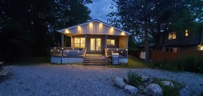 Exterior - 
Experience Blissful Lakeside Living: Retreat with Stunning Views, Beach Access (Bowmanville)