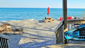 在海滩、沙滩椅