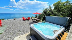 Outdoor dining - 
Experience Blissful Lakeside Living: Retreat with Stunning Views, Beach Access (Bowmanville)