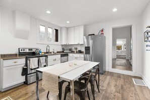 Réfrigérateur, four à micro-ondes, un four, surface de cuisson