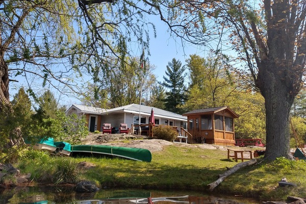 4 bedroom cottage with walk in access and 12 x 16 dock