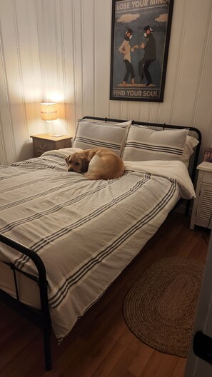 4 bedrooms, free WiFi, bed sheets - Lovesick Lake Cottage (Harcourt)