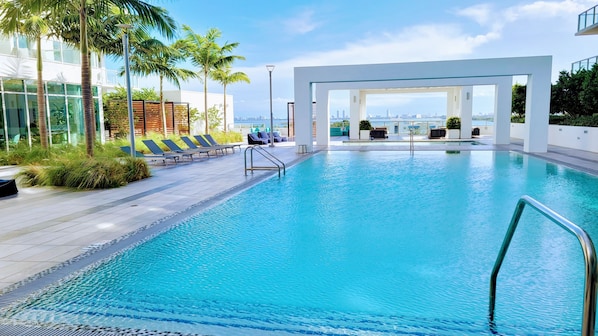 Outdoor pool - Design District Bay View Cielo Stays (Miami)