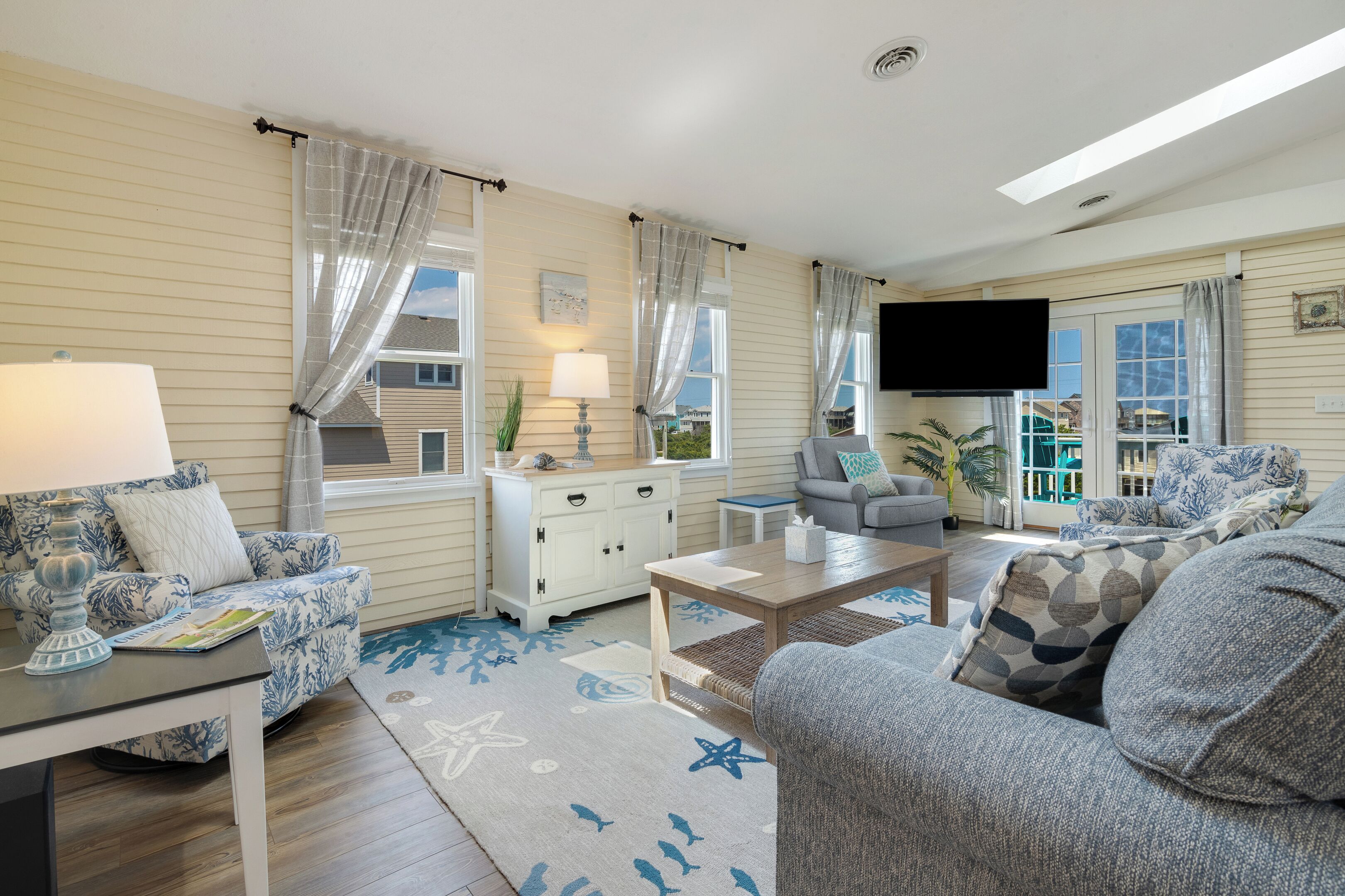 Amazing!  Ocean & Sound Views. 3-4 Min Walk to Beach, Hot Tub, linens provided