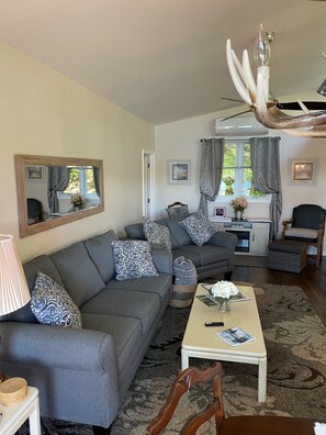 Smart TV, fireplace, books - Cozy--Lovely cottage - steps to Halls Lake - newly renovated (Algonquin Highlands Ontario)