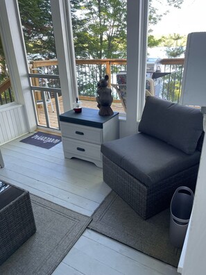 Interior - Cozy--Lovely cottage - steps to Halls Lake - newly renovated (Algonquin Highlands Ontario)