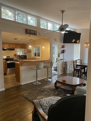 Interior - Cozy--Lovely cottage - steps to Halls Lake - newly renovated (Algonquin Highlands Ontario)