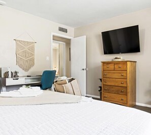 3 bedrooms, desk, iron/ironing board, free WiFi