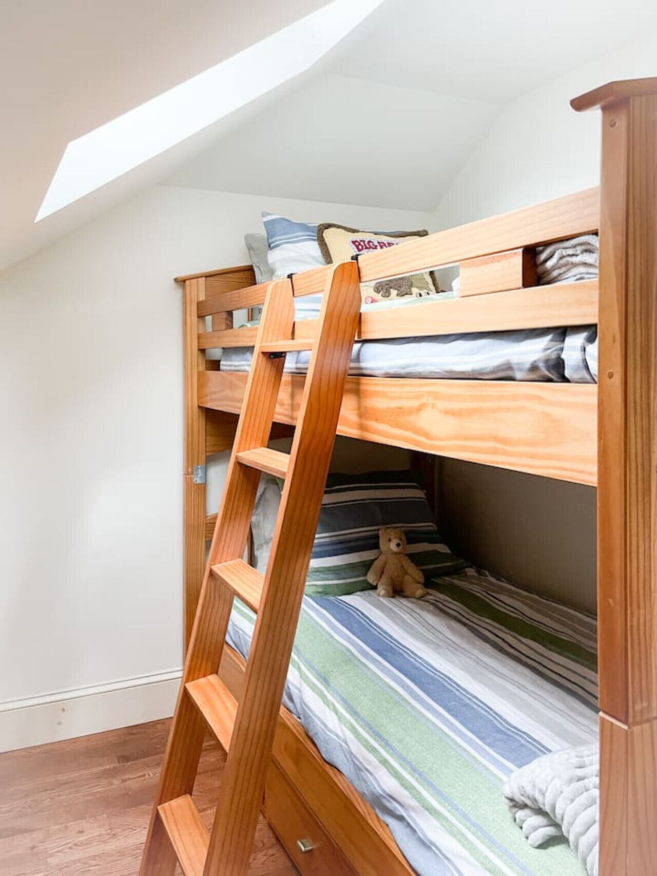 Desk, iron/ironing board, WiFi, bed sheets