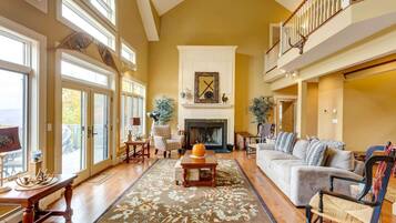 Una televisión, una chimenea, un futbolín