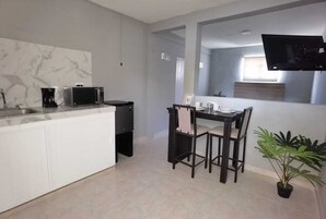 Comfort Apartment | Premium bedding, desk, laptop workspace, blackout drapes