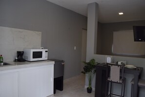 Comfort Apartment, City View (#5) | Premium bedding, desk, laptop workspace, blackout curtains - 8th Street Suites (Cozumel)