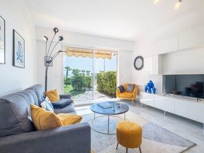 TV - RARE! Exquisite 2-bd Apartment Facing the Sea (Cannes)