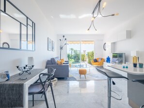 TV - RARE! Exquisite 2-bd Apartment Facing the Sea (Cannes)