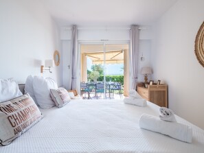 2 bedrooms, iron/ironing board, WiFi, bed sheets - RARE! Exquisite 2-bd Apartment Facing the Sea (Cannes)