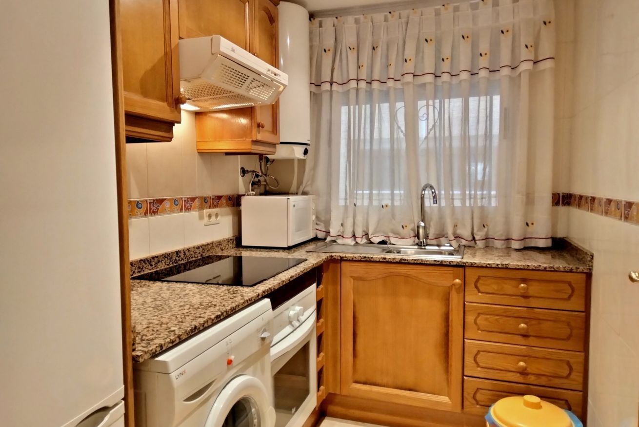 Frigorífico, microondas, horno y placa de cocina