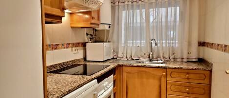 Frigorífico, microondas, horno y placa de cocina