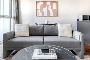 TV, stereo - Classic Wandsworth 1BR w/ Concierge & Gym, by Blueground (London)