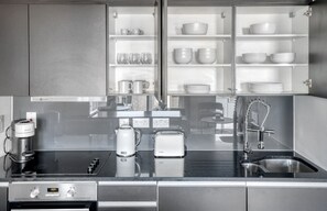 Geladeira, micro-ondas, fogão, lava-louças