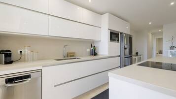 Een koelkast, een magnetron, een oven, een kookplaat