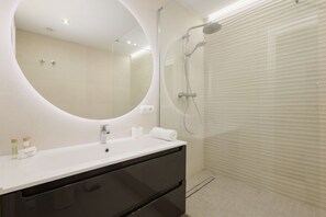 Badekar, hårtørrer, bidet, håndklæder