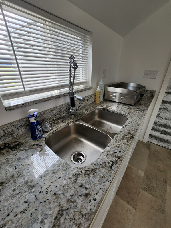 Réfrigérateur, micro-ondes, plaque de cuisson, cafetière/bouilloire