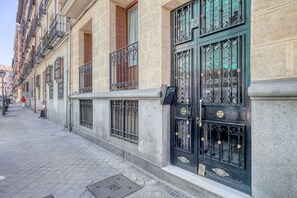 Exterior detail - Amazing Trafalgar 2BR, in the heart of Madrid, by Blueground (Madrid)
