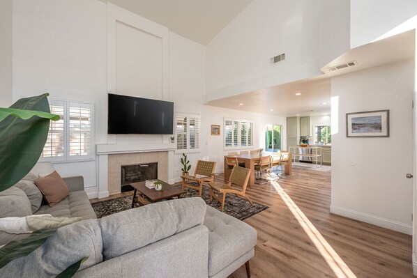 Smart TV, fireplace, ping pong