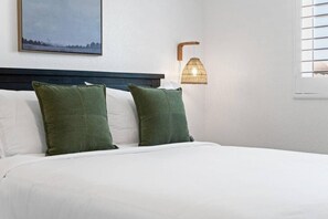 5 bedrooms, desk, iron/ironing board, travel cot