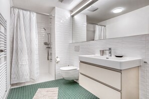 Hair dryer, towels - Bright Weinegg 2.5 Room w/ Storage, 10 mins to Seefeld, by Blueground (Zurich)