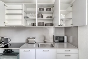 Kühlschrank, Mikrowelle, Ofen, Herdplatte