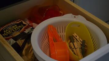 Een douche, een haardroger, zeep, shampoo