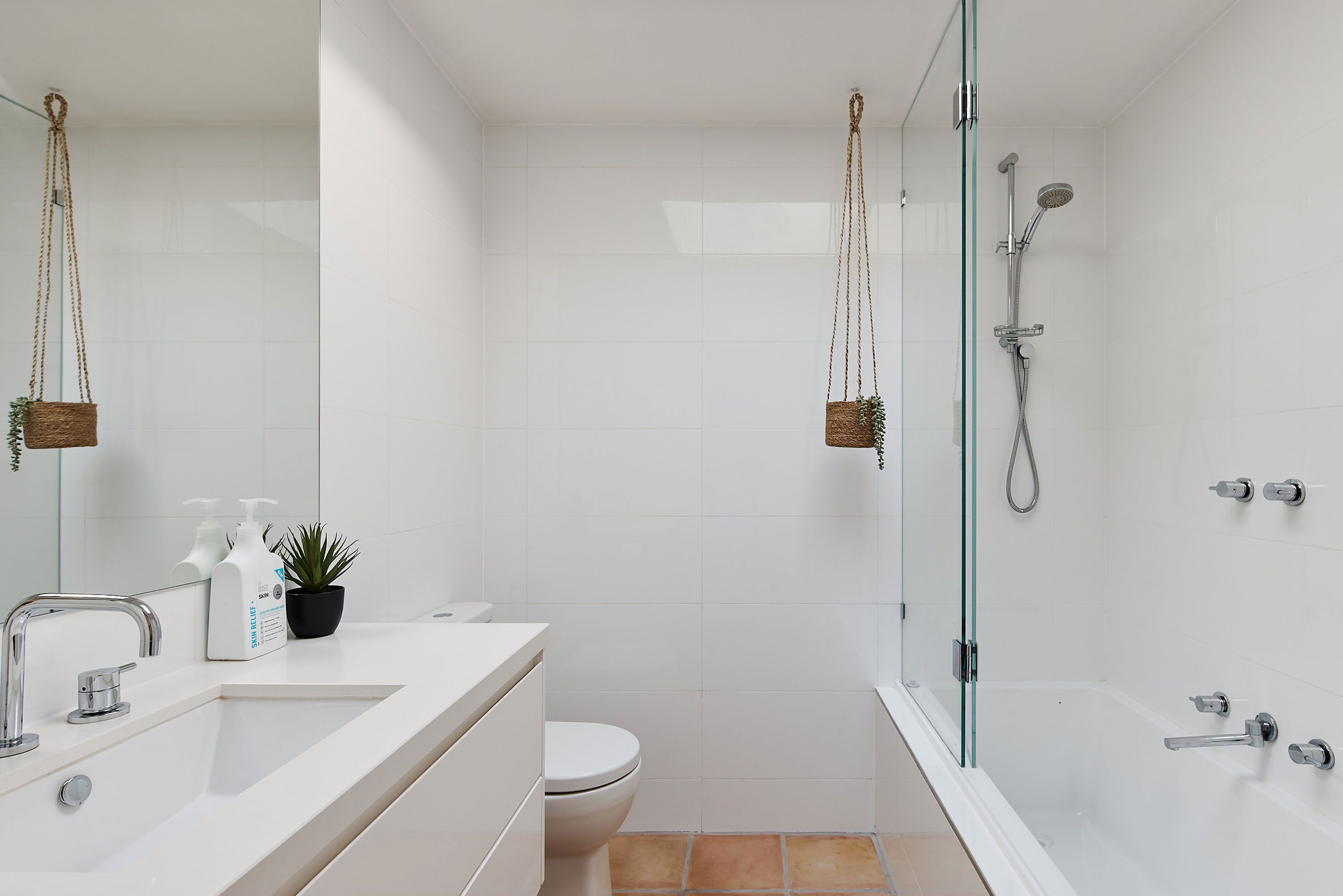 Basic House | Bathroom | Free toiletries, hair dryer, towels, soap