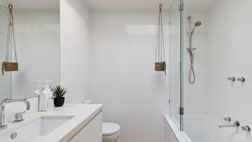 Basic House | Bathroom | Free toiletries, hair dryer, towels, soap