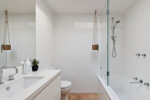 Basic-Haus | Badezimmer | Kostenlose Toilettenartikel, Haartrockner, Handtücher, Seife