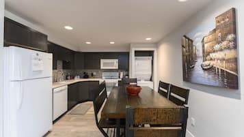 Een koelkast, een microgolfoven, een oven, een kookplaat