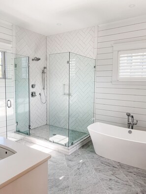 Badewanne, Haartrockner, Handtücher, Toilettenpapier