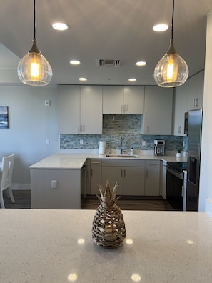 Refrigerador, microondas, horno y parrilla de estufa