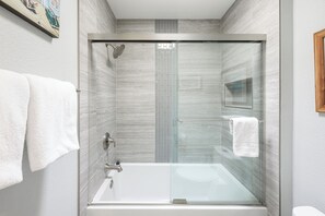 Combined shower/bathtub, hair dryer, towels - Top Floor Panoramic Whitewater Ocean Views in Oceanside! 1,081 Sq Ft (Oceanside)