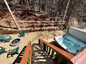 Outdoor spa tub - Beautiful End Unit, Hot Tub, Walk to river tubing! (Helen)