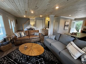 Smart TV, fireplace, video games - Beautiful End Unit, Hot Tub, Walk to river tubing! (Helen)