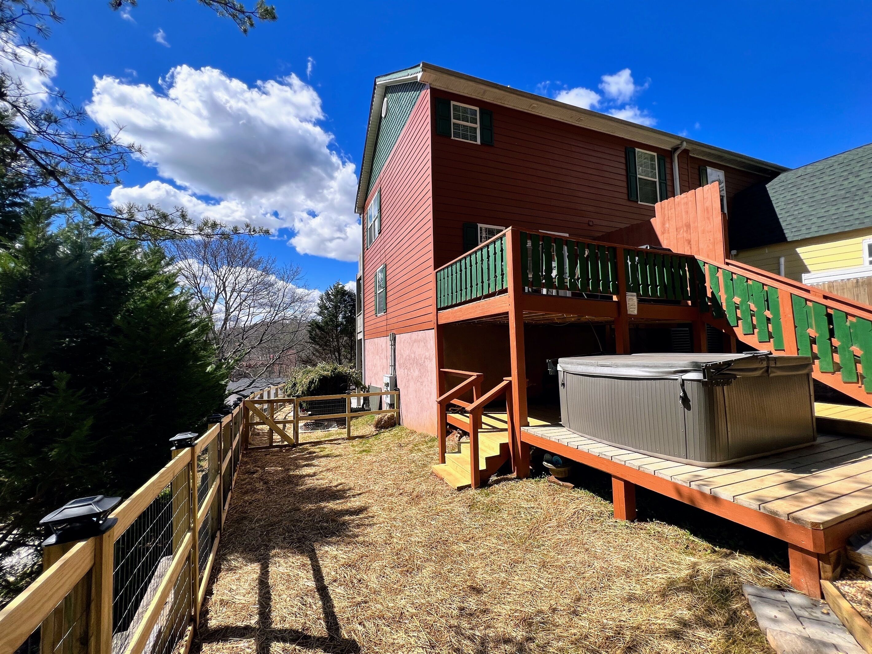 Beautiful End Unit, Hot Tub, Walk to river tubing!
