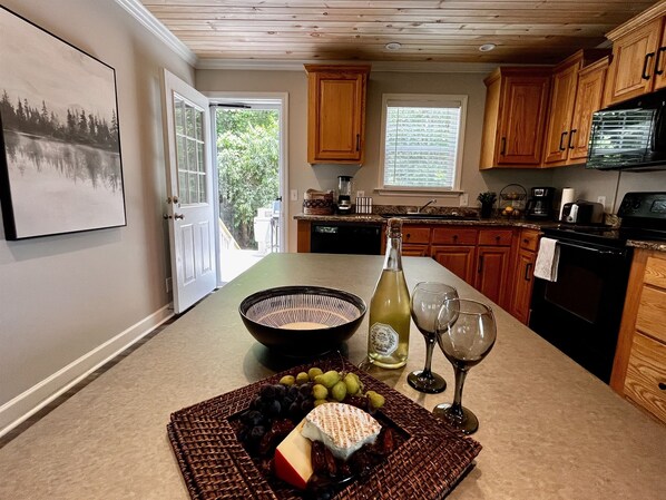 Fridge, microwave, oven, stovetop - Beautiful End Unit, Hot Tub, Walk to river tubing! (Helen)